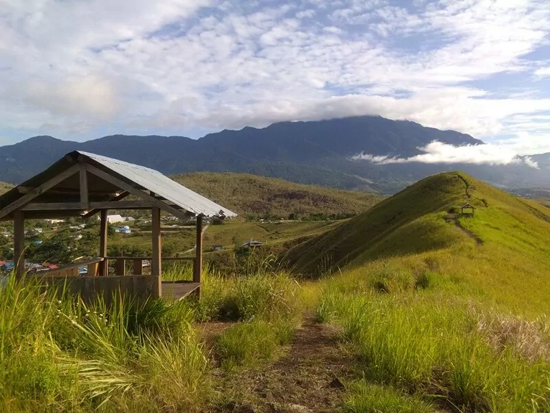 mendaki puncak bukit teletubbies