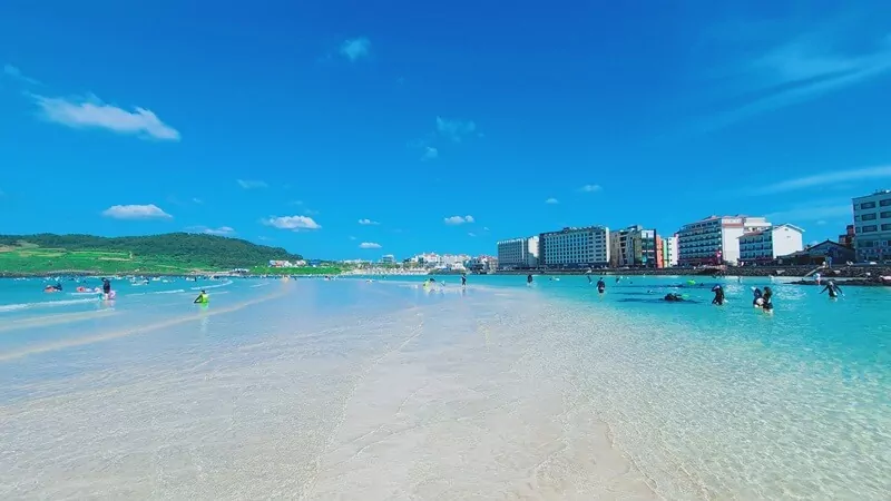 keindahan hamdeok beach di pulau jeju