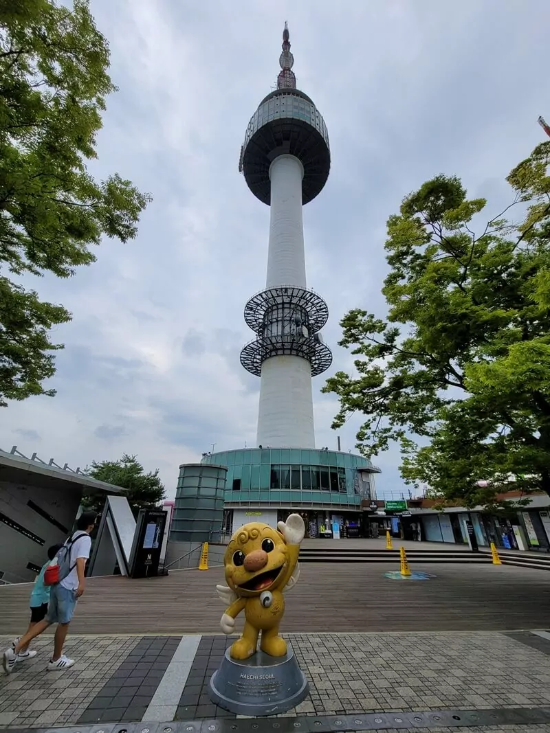 melihat kota di menara seoul