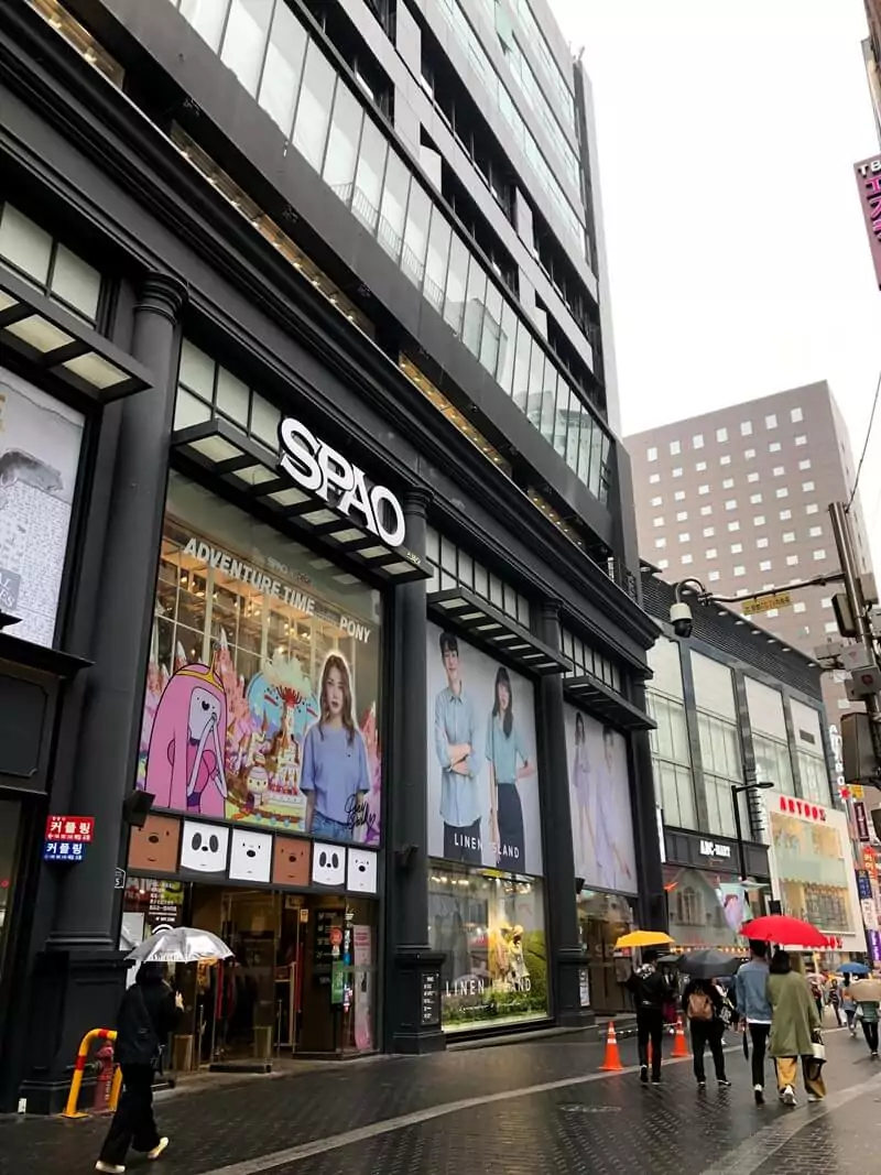 salah satu tempat belanja di myeong dong street