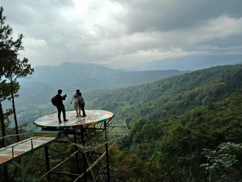 menyajikan panorama alam yang indah