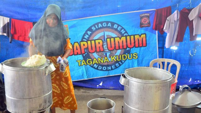 Warga menanak nasi di dapur umum korban banjir, Desa Jati Wetan, Kudus, Jawa Tengah, Rabu (04/01). 